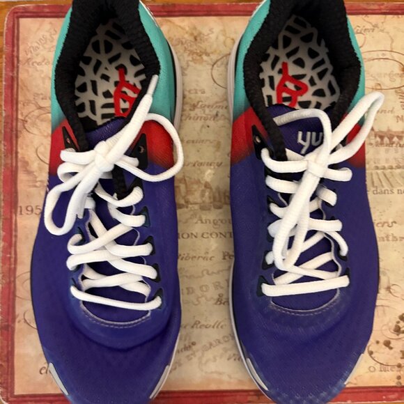 YUL Running Shoes – Like New – Women’s Size 8 – $85 CAD - Picture 4 of 4